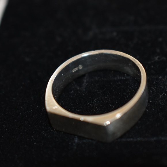 SOLD - Mejuri Rectangular Signet Ring - Picture 7 of 13